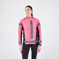 Kurtka do biegania damska Kiprun Warm Regul by Night. Czarne kurtki sportowe damskie KIPRUN, na zimę, l, bez wzorów, z materiału, bez ramiączek, z kapturem, do biegania. Za 299.99 zł.