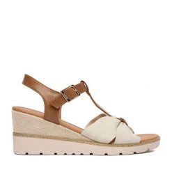 Sandały Beverly Hills Polo Club. Brązowe sandały damskie Beverly Hills Polo Club, bez wzorów, bez obcasa, na koturnie, bez zapięcia. Za 149.99 zł.