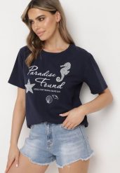 Granatowy Klasyczny Bawełniany T-shirt z Krótkim Rękawem z Nadrukiem Ozdobiony Perełkami Tiavenna. Niebieskie t-shirty damskie Born2be, m, bez wzorów, z bawełny, eleganckie, bez kołnierzyka, bez ramiączek. Za 39.99 zł.