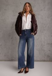Niebieskie Jeansy Wide Leg High Waist z Bawełną z Kieszonkami z Klapami z Tyłu Heniva. Niebieskie jeansy damskie Renee, bez wzorów, z bawełny, z podwyższonym stanem, krótkie. Za 139.99 zł.