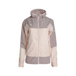 Lekka damska kurtka z kapturem do biegania i trekkingu BENICIA z rękawiczkami So. Czerwone kurtki sportowe damskie IZAS, bez wzorów, z nylonu, bez ramiączek, z kapturem, do biegania. Za 286.91 zł.