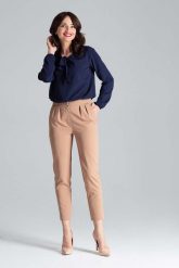 Granatowa Elegancka Bluzka z Wiązaniem przy Dekolcie. Brązowe bluzki damskie Katrus, l, bez wzorów, z elastanu, eleganckie, bez kołnierzyka, bez ramiączek. Za 199.00 zł.