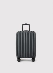 Kabinowa czarna walizka ze żłobieniami. Czarne walizki męskie Pako Lorente, bez wzorów, małe. Za 199.99 zł.