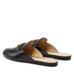Klapki Guess. Czarne klapki damskie Guess, z aplikacjami, bez obcasa, bez zapięcia. Za 499.99 zł.