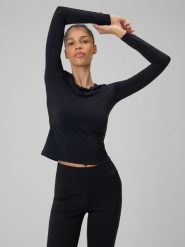 4F Longsleeve do jogi slim szybkoschnący damski - czarny M. Czarne koszulki sportowe damskie 4F, l, bez wzorów, ze skóry, bez ramiączek, na jogę i pilates. Za 119.99 zł.