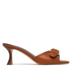 Klapki Guess. Brązowe klapki damskie Guess, z aplikacjami, bez obcasa, bez zapięcia. Za 589.99 zł.