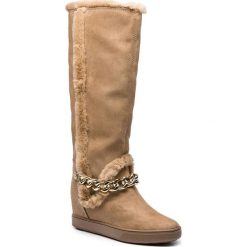Kozaki GUESS - FLFSH4 ESU11 BISQU. Brązowe kozaki damskie Guess, bez wzorów, z futra, przed kolano, bez obcasa, bez zapięcia. W wyprzedaży za 419.00 zł.