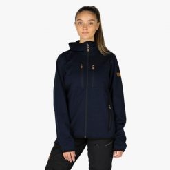 Kurtka softshell hiking damska Swedemount Nordkap Softshell Jacket wodoodporna. Niebieskie kurtki sportowe damskie SWEDEMOUNT, bez wzorów, z softshellu, bez ramiączek, bez kaptura, trekkingowe. Za 447.00 zł.