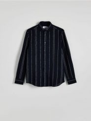 Koszula regular fit z domieszką lnu - granatowy. Niebieskie koszule męskie Reserved, l, bez wzorów, z bawełny, bez kołnierzyka, bez ramiączek. W wyprzedaży za 39.99 zł.