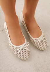Jasnobeżowe Balerinki z Siateczkową Cholewką z Plecionką Zdobione Kokardką Harelaya. Brązowe balerinki damskie Renee, na lato, z aplikacjami, z jeansu, boho, bez obcasa, na płaskiej podeszwie, bez zapięcia. Za 69.99 zł.