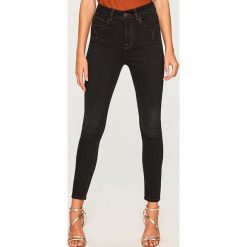 Jeansy slim fit - Czarny. Jeansy damskie marki Reserved. Za 99.99 zł.