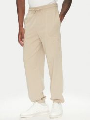 Guess Spodnie dresowe U5RB00 KCO31 Beżowy Regular Fit. Brązowe spodnie sportowe męskie Guess, m, z aplikacjami, z bawełny. Za 229.99 zł.