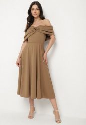 Brązowa Rozkloszowana Sukienka z Odsłoniętymi Ramionami i Drapowaniem Odilene. Brązowe sukienki damskie Born2be, na imprezę, na lato, l, bez wzorów, eleganckie, bez kołnierzyka, bez ramiączek, midi, rozkloszowane. Za 129.99 zł.