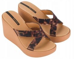 Klapki dla kobiet Ipanema HIGH FASHION SLIDE. Czarne klapki damskie Ipanema, bez wzorów, z gumy, eleganckie, bez obcasa, na koturnie, bez zapięcia. Za 219.99 zł.