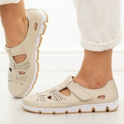 Beżowe przewiewne skórzane półbuty damskie T.Sokolski w26-86. Brązowe półbuty damskie Sokolski, na lato, bez wzorów, z jeansu, klasyczne, z okrągłym noskiem, bez obcasa, na płaskiej podeszwie, bez zapięcia. Za 199.00 zł.