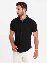 Dzianinowa koszula męska slim fit z krótkim rękawem i kołnierzykiem – czarna V4. Czarne koszule męskie Ombre Clothing, m, bez wzorów, z bawełny, eleganckie, bez kołnierzyka, bez ramiączek. W wyprzedaży za 49.99 zł.