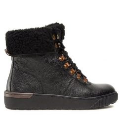 Trzewiki Go Soft. Czarne botki damskie GO SOFT, bez wzorów, bez obcasa, na płaskiej podeszwie, bez zapięcia. Za 199.99 zł.