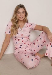 Różowy Komplet Piżamowy z Elastycznego Materiału Spodnie i Bluzka w Serca Veys. Czerwone piżamy damskie Born2be, bez wzorów, z materiału, bez ramiączek. Za 79.99 zł.