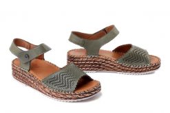 MANITU 910330-07 grun, sandały damskie. Zielone sandały damskie Manitu, bez wzorów, ze skóry, bez obcasa, na koturnie, bez zapięcia. Za 269.90 zł.