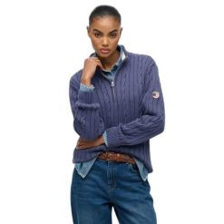 Damski pół-zamek sweter z warkoczowym splotem Superdry. Niebieskie swetry nierozpinane damskie Superdry, na zimę, bez wzorów, ze splotem, bez kołnierzyka, bez ramiączek. Za 361.50 zł.