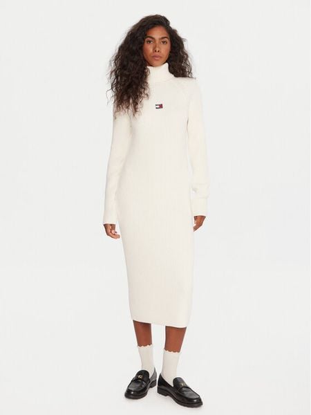 Tommy Jeans Sukienka dzianinowa Badge DW0DW22167 Écru Regular Fit. Sukienki damskie Tommy Jeans, l, bez wzorów, z bawełny, bez kołnierzyka, bez ramiączek. Za 489.99 zł.