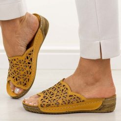 Musztardowe ażurowe skórzane klapki damskie T.Sokolski L225. Zielone klapki damskie Sokolski, na lato, w ażurowe wzory, z materiału, klasyczne, bez obcasa, na koturnie, bez zapięcia. Za 249.00 zł.