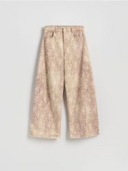 Jeansy wide leg ze zwierzęcym wzorem - beżowy. Brązowe jeansy damskie Reserved, bez wzorów, z bawełny. W wyprzedaży za 139.99 zł.