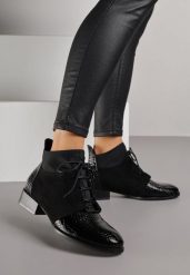 Czarne Botki Typu Trzewiki z Lakierowanymi Wstawkami z Tłoczeniem Krokodyla Zetilla. Czarne botki damskie Born2be, bez wzorów, z jeansu, eleganckie, bez obcasa, na płaskiej podeszwie, bez zapięcia. Za 89.99 zł.