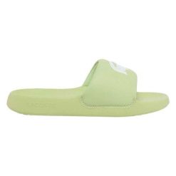 Klapki damskie Lacoste Serve Slide 1.0 na basen. Zielone klapki damskie Lacoste, bez wzorów, z materiału, klasyczne, bez obcasa, bez zapięcia. Za 198.00 zł.