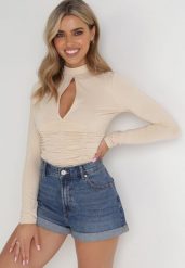 Jasnobeżowa Bluzka z Wycięciem Israela. Brązowe bluzki damskie Born2be, l, z aplikacjami, z bawełny, eleganckie, bez kołnierzyka, bez ramiączek. Za 79.99 zł.