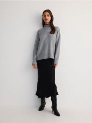 Sweter z kontrastową wstawką - szary. Szare swetry nierozpinane damskie Reserved, l, bez wzorów, z dzianiny, bez kołnierzyka, bez ramiączek. W wyprzedaży za 49.99 zł.