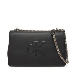Torebka Calvin Klein Jeans. Czarne torebki do ręki damskie Calvin Klein Jeans, bez wzorów, z jeansu, bez dodatków. Za 369.99 zł.