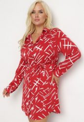 Czerwona Sukienka Mini o Koszulowym Kroju w Abstrakcyjne Paseczki Mirattes. Czerwone sukienki damskie Born2be, xl, bez wzorów, bez kołnierzyka, bez ramiączek, mini, koszulowe. Za 44.99 zł.
