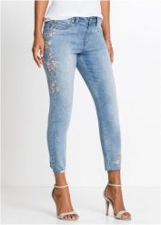 Dżinsy z haftem. Niebieskie jeansy damskie bonprix, bez wzorów, z jeansu. Za 137.99 zł.