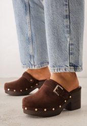 Ciemnobrązowe Klapki Chodaki na Słupku z Imitacji Drewna Zdobione Nitami i Sprzączką Salona. Brązowe klapki damskie Born2be, na lato, z aplikacjami, boho, bez obcasa, na obcasie, bez zapięcia. Za 99.99 zł.