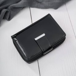 Portfel damski skórzany lakierowany mały czarny z RFID SP-26-BL. Czarne portfele damskie z lakierowanej skóry. Za 99.00 zł.