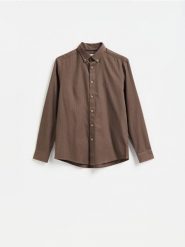 Koszula regular fit z bawełną - ciemnobrązowy. Brązowe koszule męskie Reserved, l, bez wzorów, z bawełny, bez kołnierzyka, bez ramiączek. Za 129.99 zł.