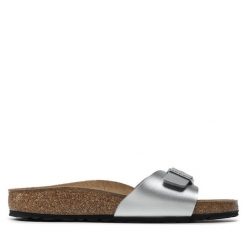 Klapki Birkenstock. Szare klapki damskie Birkenstock, bez wzorów, bez obcasa, bez zapięcia. Za 359.99 zł.