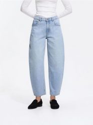 Jeansy barrel z krótszą nogawką - niebieski. Niebieskie jeansy damskie Reserved, bez wzorów, z bawełny, krótkie. Za 129.99 zł.