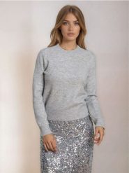 Sweter z ozdobnymi cyrkoniami - szary. Szare swetry nierozpinane damskie Sinsay, l, bez wzorów, bez kołnierzyka, bez ramiączek. Za 69.99 zł.