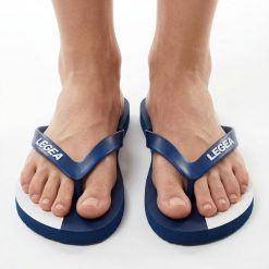 Męskie Klapki Basenowe Antypoślizgowe PVC Niebiesko-Białe Model. Białe klapki męskie Legea, bez wzorów, z otwartym noskiem, bez zapięcia. Za 52.00 zł.
