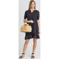 SUKIENKA Twinset. Czarne sukienki damskie Twinset, l, z aplikacjami, z koronki, bez kołnierzyka, bez ramiączek. Za 401.00 zł.