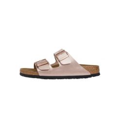 Klapki damskie Birkenstock Arizona Bf Copper. Brązowe klapki damskie Birkenstock, bez wzorów, z materiału, sportowe, bez obcasa, bez zapięcia. Za 296.10 zł.