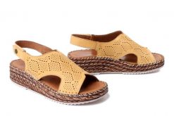 MANITU 910328-06 gelb, sandały damskie. Żółte sandały damskie Manitu, bez wzorów, ze skóry, bez obcasa, na koturnie, bez zapięcia. Za 269.90 zł.