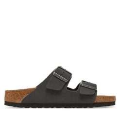 Klapki Birkenstock. Brązowe klapki damskie Birkenstock, bez wzorów, bez obcasa, bez zapięcia. Za 449.99 zł.