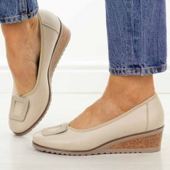 Beżowe czółenka damskie na koturnie Potocki 12791. Brązowe czółenka damskie POTOCKI, na jesień, z aplikacjami, z materiału, biznesowe, z okrągłym noskiem, bez obcasa, na koturnie, bez zapięcia. Za 189.00 zł.