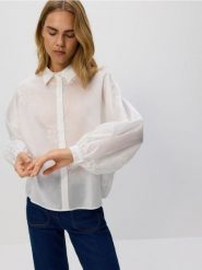 Koszula z ozdobnym haftem - biały. Białe koszule damskie Reserved, l, bez wzorów, z tkaniny, bez kołnierzyka, bez ramiączek. Za 139.99 zł.