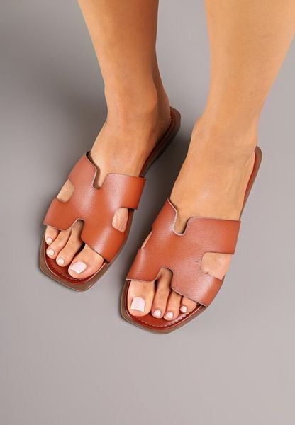 Brązowe Klasyczne Klapki z Geometrycznymi Wycięciami w Cholewce Salimara. Brązowe klapki damskie Born2be, na lato, bez wzorów, klasyczne, bez obcasa, na płaskiej podeszwie, bez zapięcia. Za 79.99 zł.