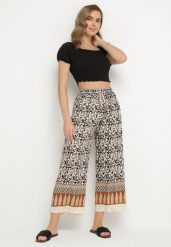 Czarne Bawełniane Spodnie z Wysokim Stanem o Długości 7/8 ze Wzorem Boho Lisavinea. Czarne spodnie materiałowe damskie Born2be, z aplikacjami, z bawełny, boho, z podwyższonym stanem. Za 29.99 zł.