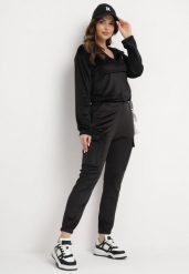 Czarny Welurowy Komplet Dresowy Bluza z Ozdobną Kieszenią i Luźne Spodnie z Kieszeniami Whisperia. Czarne bluzy damskie Born2be, m, bez wzorów, z dresówki, eleganckie, bez ramiączek, bez kaptura. Za 69.99 zł.